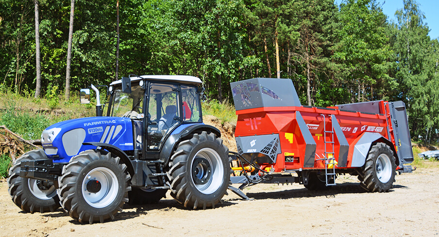 Ciągnik Farmtrac i rozrzutnik Metal-Fach TwojaZagroda.pl